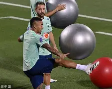 包含里尔发布备战花絮，关键时刻完成体检，荷甲任务艰巨，细节决定成败的词条